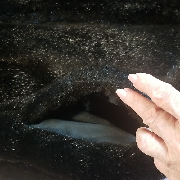 DUFFEL OUTDOOR Black Faux Fur Vest w/front zip up Sz L/XL. EUC Price Firm #2505 - Picture 8 of 9